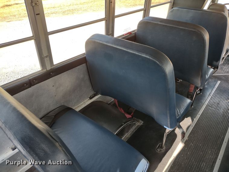 image for item DR8131 2006 GMC G3500  school bus