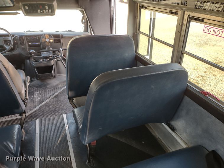 image for item DR8131 2006 GMC G3500  school bus