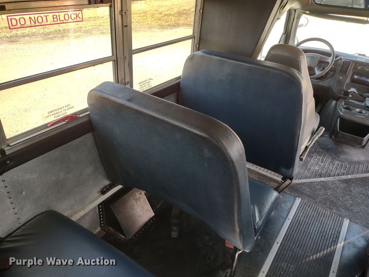 image for item DR8131 2006 GMC G3500  school bus