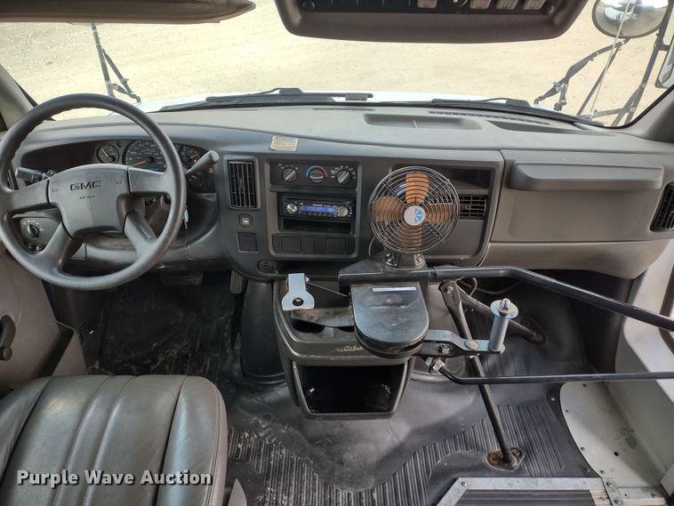 image for item DR8131 2006 GMC G3500  school bus