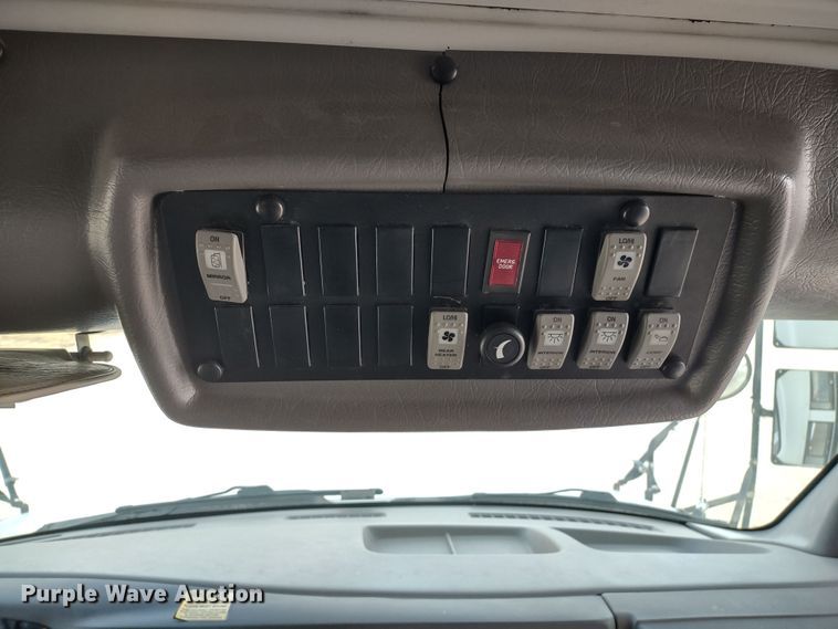 image for item DR8131 2006 GMC G3500  school bus