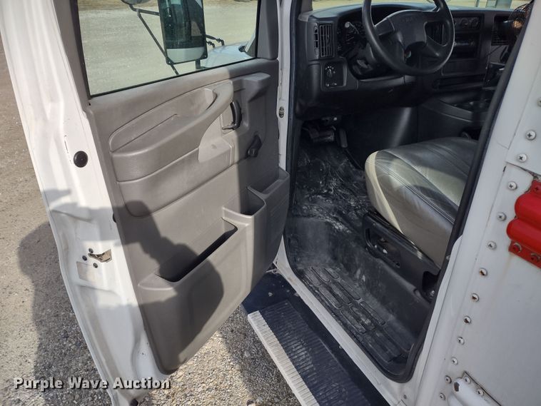 image for item DR8131 2006 GMC G3500  school bus