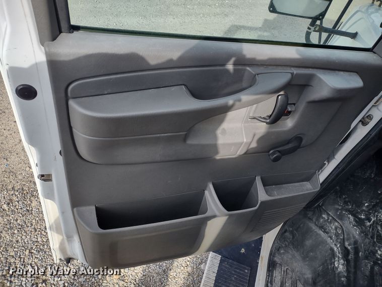 image for item DR8131 2006 GMC G3500  school bus