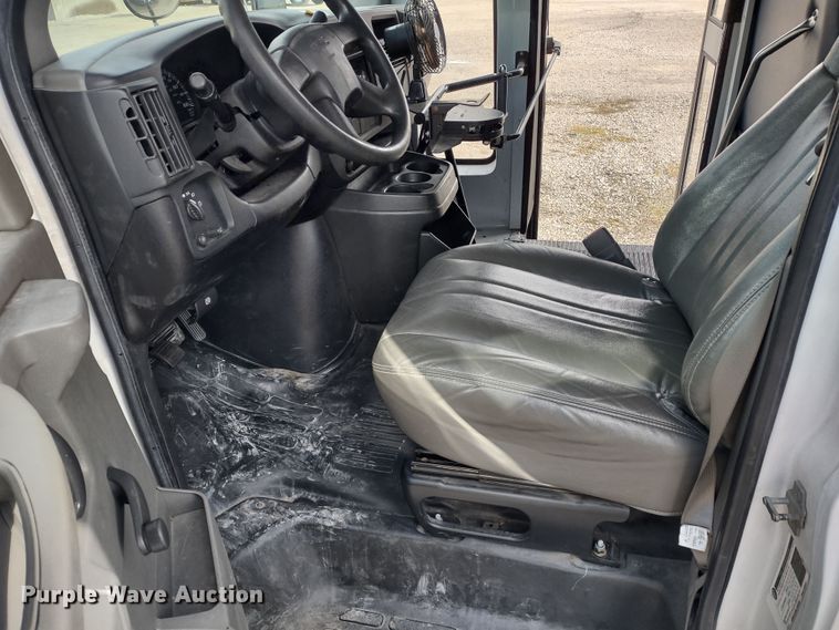 image for item DR8131 2006 GMC G3500  school bus