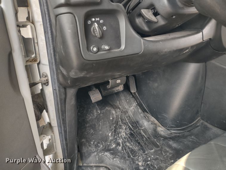 image for item DR8131 2006 GMC G3500  school bus