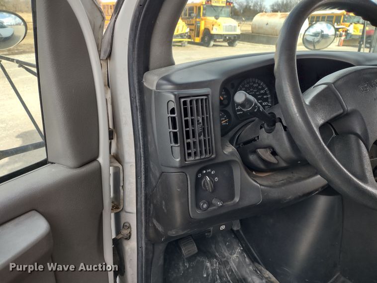 image for item DR8131 2006 GMC G3500  school bus