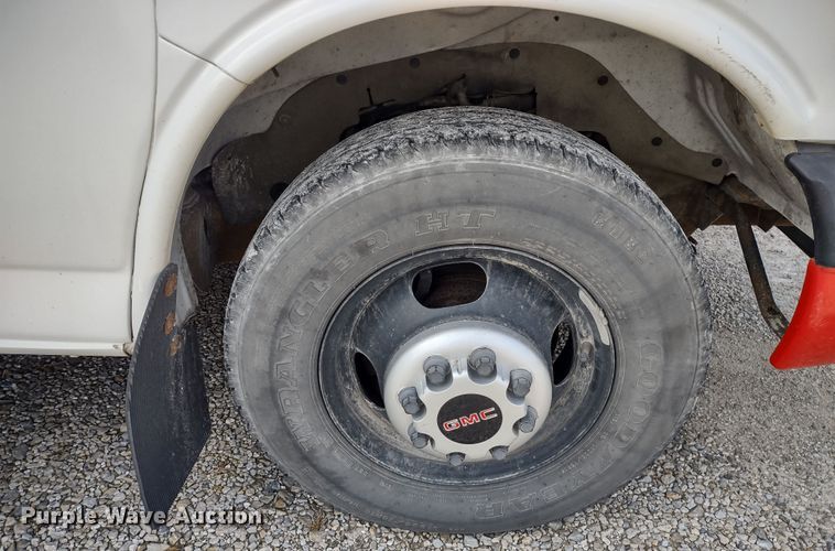 image for item DR8131 2006 GMC G3500  school bus