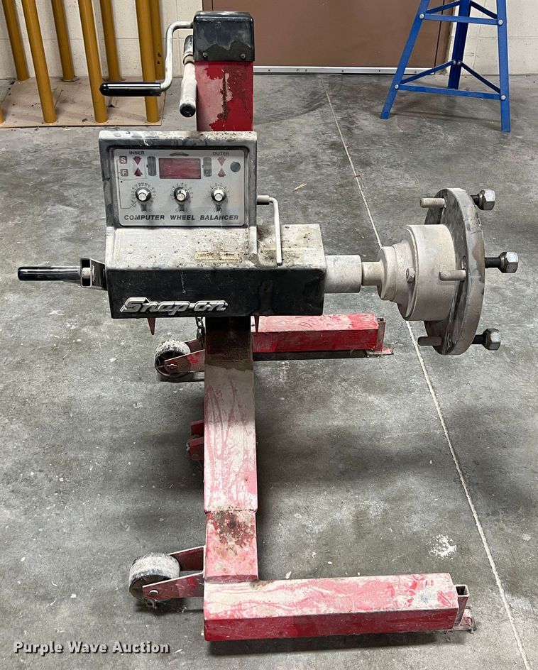image for item ID9400 Snap-on  heavy tire balancer