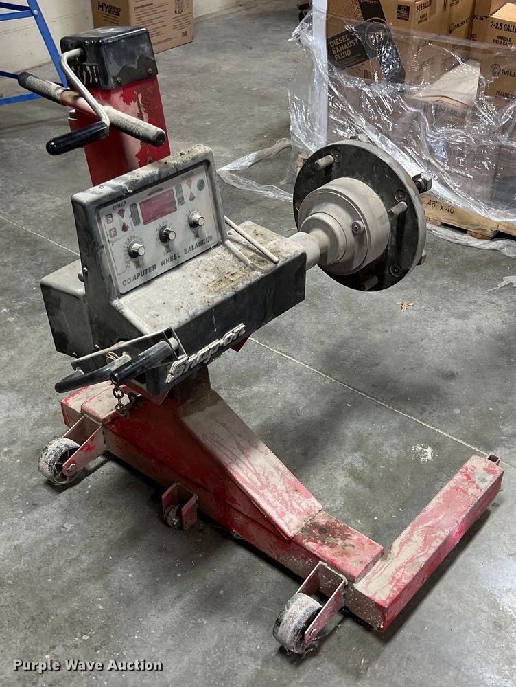 image for item ID9400 Snap-on  heavy tire balancer