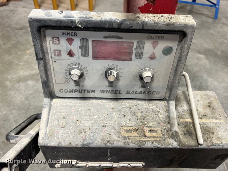 image for item ID9400 Snap-on  heavy tire balancer