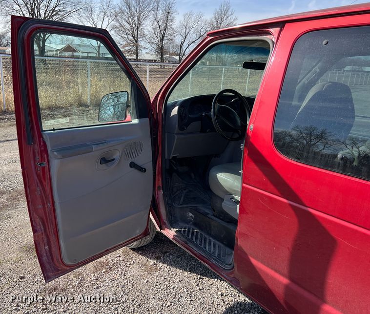 image for item ID9408 2001 Ford E150 XL  van