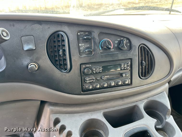 image for item ID9408 2001 Ford E150 XL  van