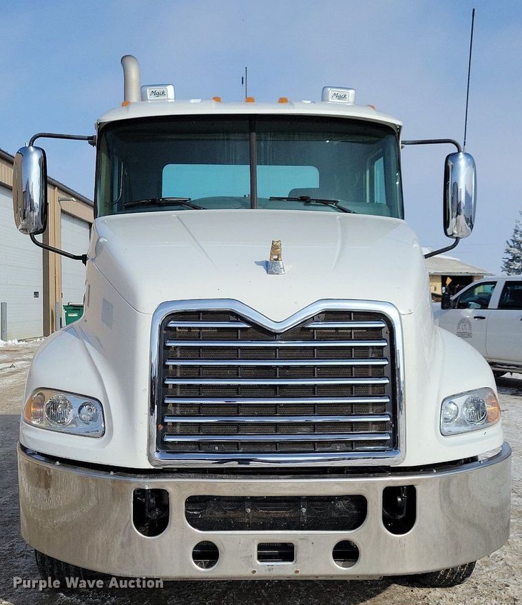 image for item IQ9696 2011 Mack Pinnacle CXU613  semi truck