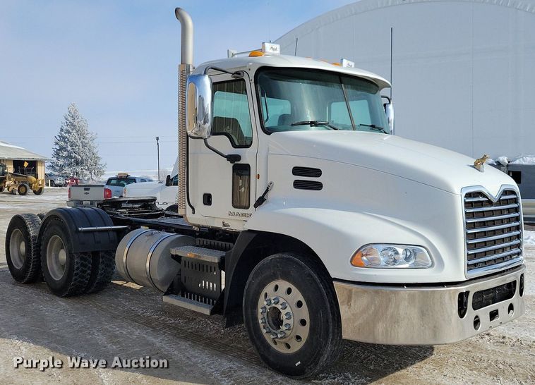 image for item IQ9696 2011 Mack Pinnacle CXU613  semi truck