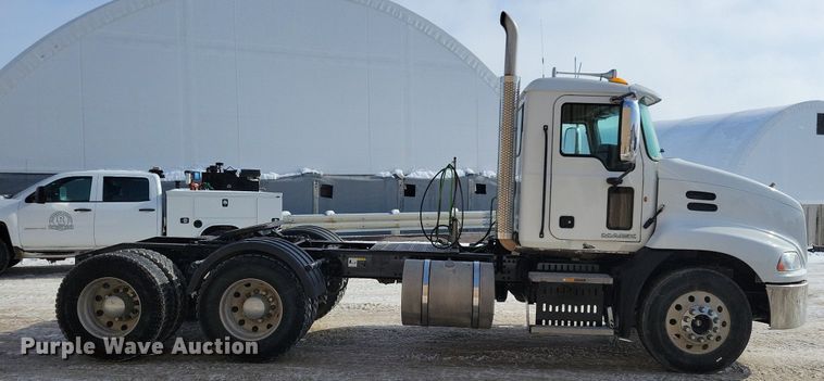 image for item IQ9696 2011 Mack Pinnacle CXU613  semi truck