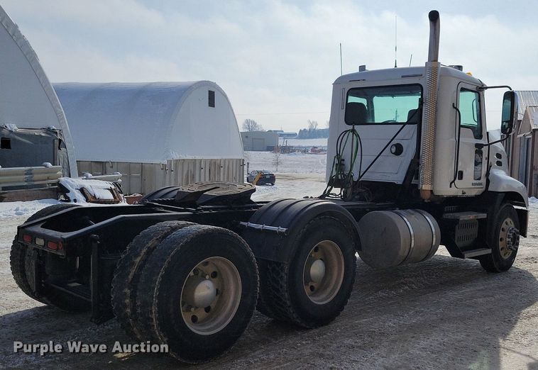 image for item IQ9696 2011 Mack Pinnacle CXU613  semi truck