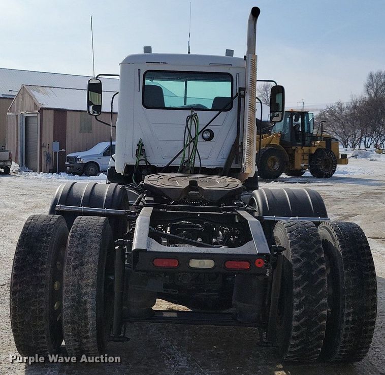 image for item IQ9696 2011 Mack Pinnacle CXU613  semi truck