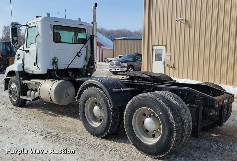 image for item IQ9696 2011 Mack Pinnacle CXU613  semi truck