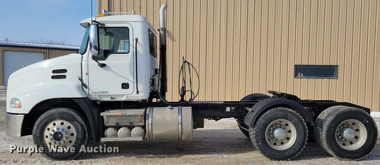 image for item IQ9696 2011 Mack Pinnacle CXU613  semi truck