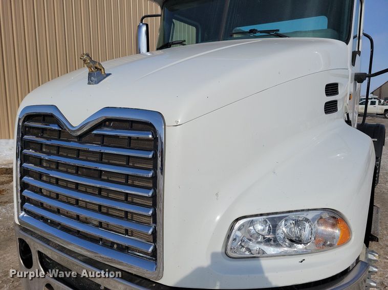 image for item IQ9696 2011 Mack Pinnacle CXU613  semi truck