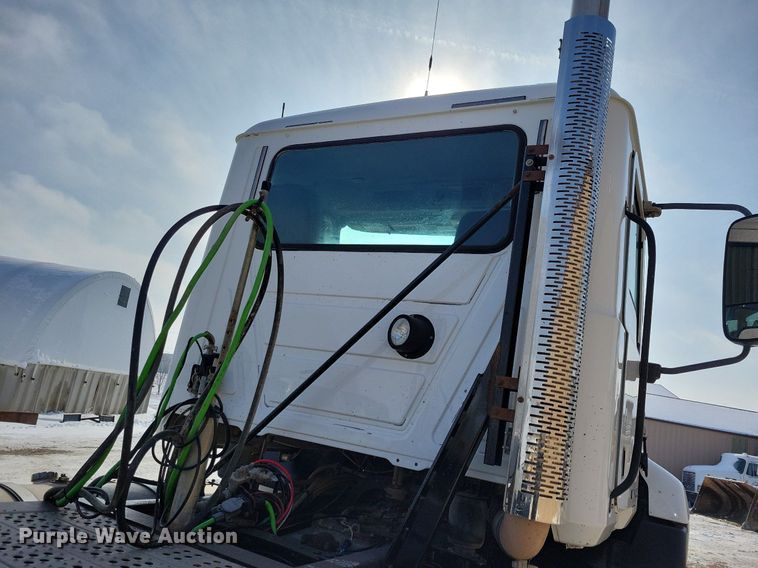 image for item IQ9696 2011 Mack Pinnacle CXU613  semi truck