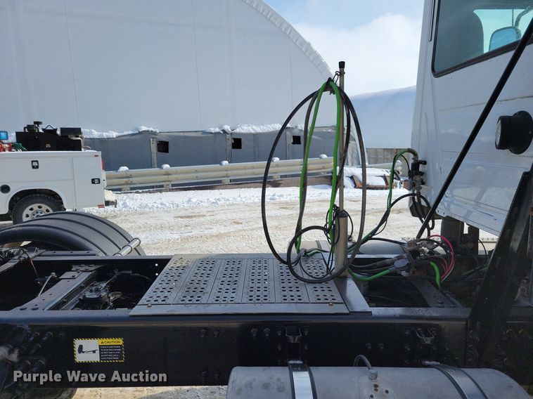 image for item IQ9696 2011 Mack Pinnacle CXU613  semi truck