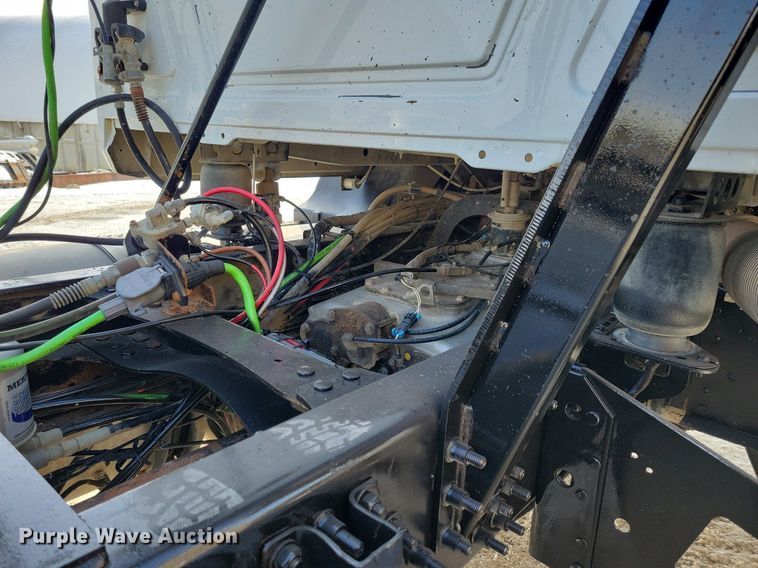 image for item IQ9696 2011 Mack Pinnacle CXU613  semi truck