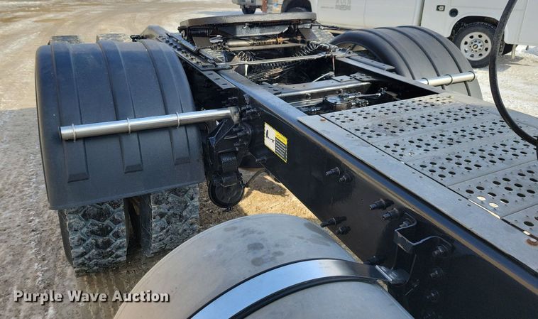 image for item IQ9696 2011 Mack Pinnacle CXU613  semi truck