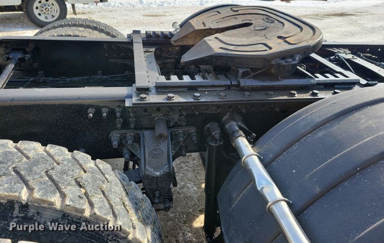 image for item IQ9696 2011 Mack Pinnacle CXU613  semi truck