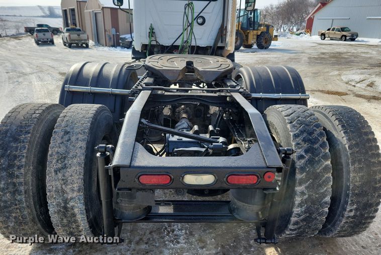 image for item IQ9696 2011 Mack Pinnacle CXU613  semi truck