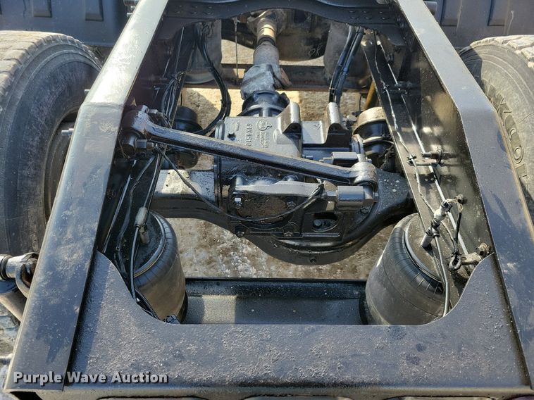 image for item IQ9696 2011 Mack Pinnacle CXU613  semi truck