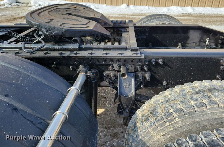 image for item IQ9696 2011 Mack Pinnacle CXU613  semi truck