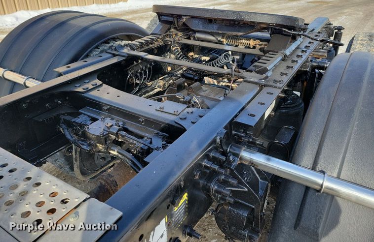 image for item IQ9696 2011 Mack Pinnacle CXU613  semi truck