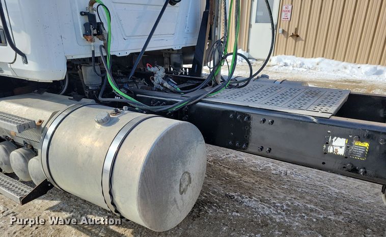 image for item IQ9696 2011 Mack Pinnacle CXU613  semi truck