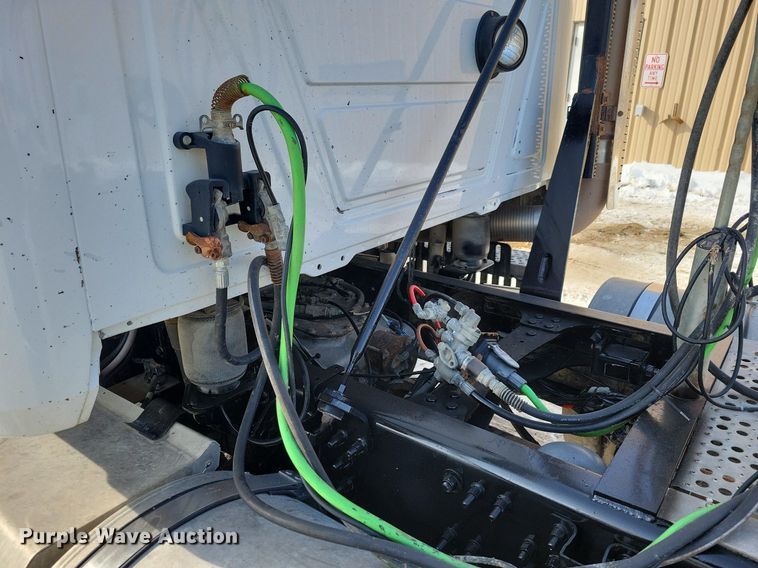 image for item IQ9696 2011 Mack Pinnacle CXU613  semi truck