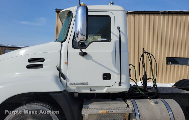 image for item IQ9696 2011 Mack Pinnacle CXU613  semi truck
