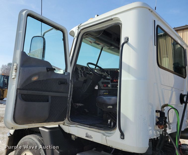 image for item IQ9696 2011 Mack Pinnacle CXU613  semi truck