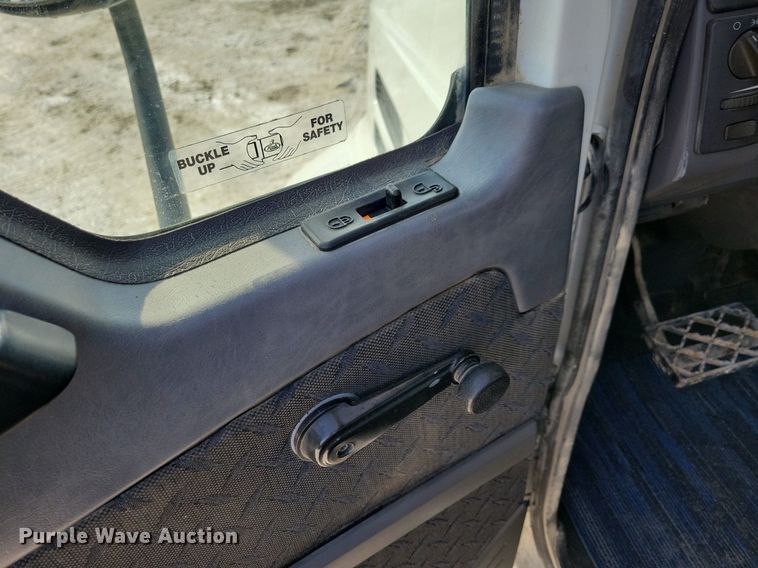 image for item IQ9696 2011 Mack Pinnacle CXU613  semi truck