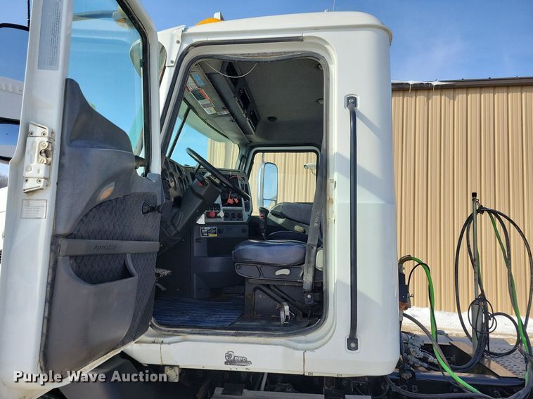 image for item IQ9696 2011 Mack Pinnacle CXU613  semi truck
