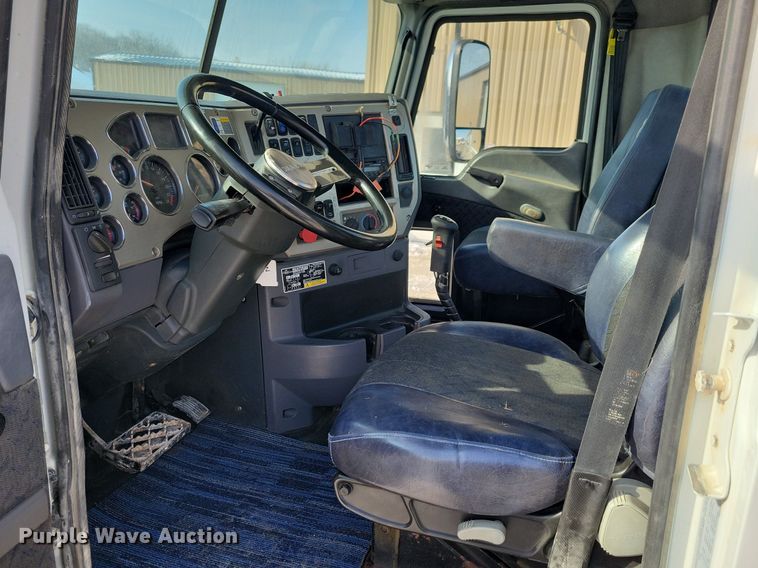 image for item IQ9696 2011 Mack Pinnacle CXU613  semi truck