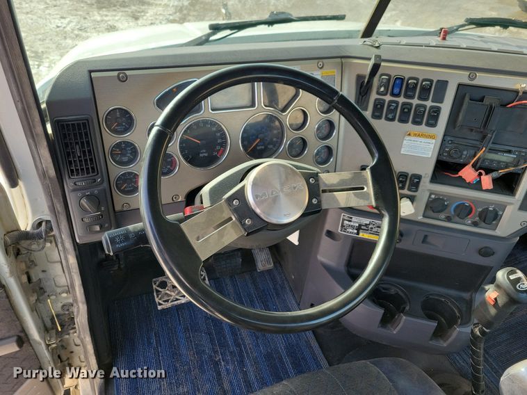 image for item IQ9696 2011 Mack Pinnacle CXU613  semi truck