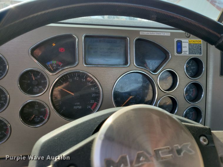 image for item IQ9696 2011 Mack Pinnacle CXU613  semi truck