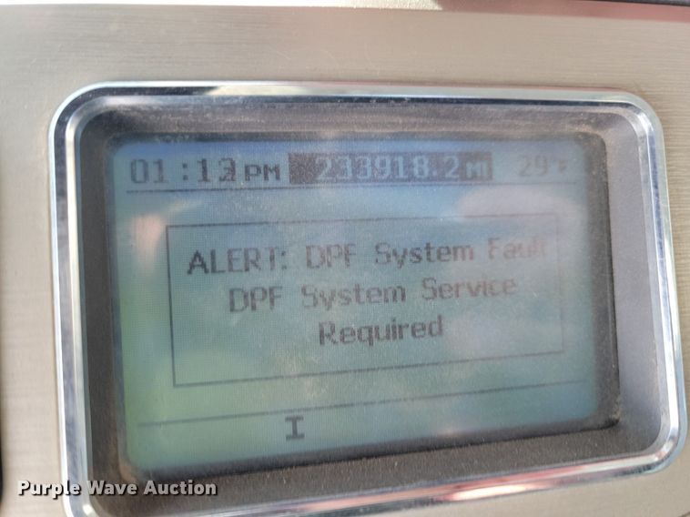 image for item IQ9696 2011 Mack Pinnacle CXU613  semi truck