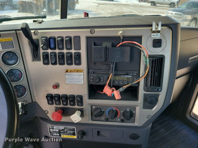 image for item IQ9696 2011 Mack Pinnacle CXU613  semi truck