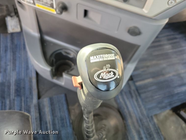 image for item IQ9696 2011 Mack Pinnacle CXU613  semi truck