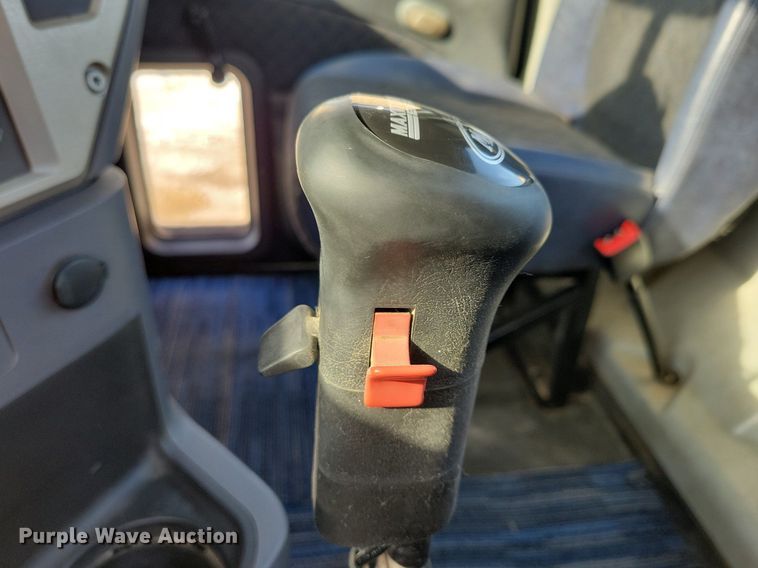 image for item IQ9696 2011 Mack Pinnacle CXU613  semi truck