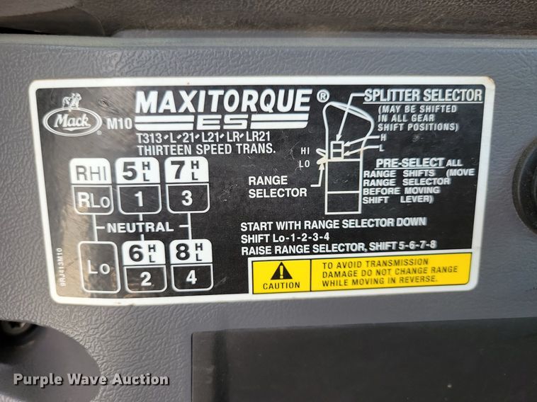 image for item IQ9696 2011 Mack Pinnacle CXU613  semi truck