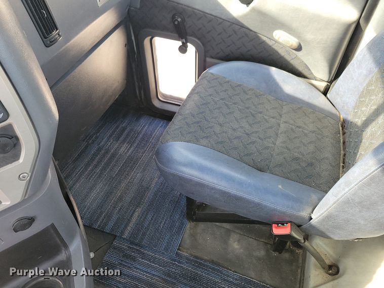 image for item IQ9696 2011 Mack Pinnacle CXU613  semi truck