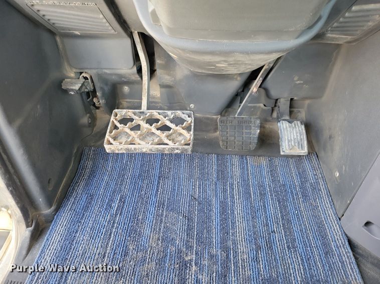 image for item IQ9696 2011 Mack Pinnacle CXU613  semi truck