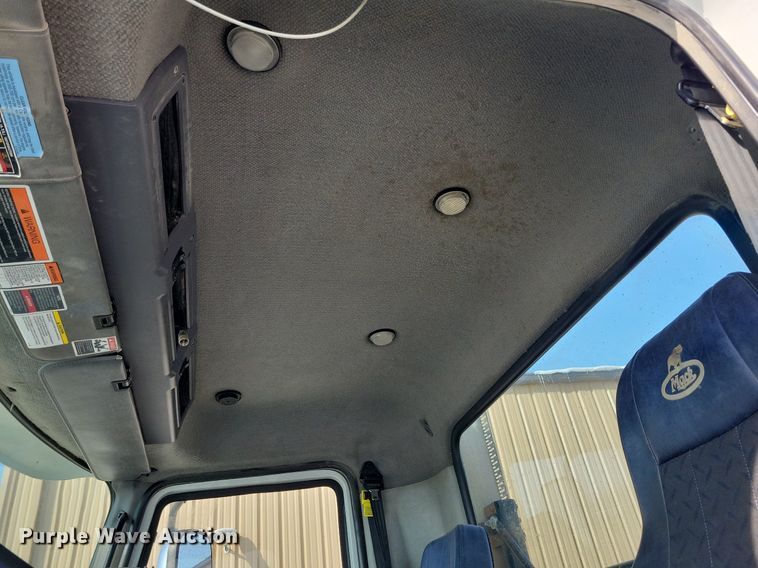 image for item IQ9696 2011 Mack Pinnacle CXU613  semi truck